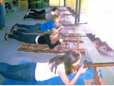 Uczniowie uczestniczący w zawodach strzeleckich