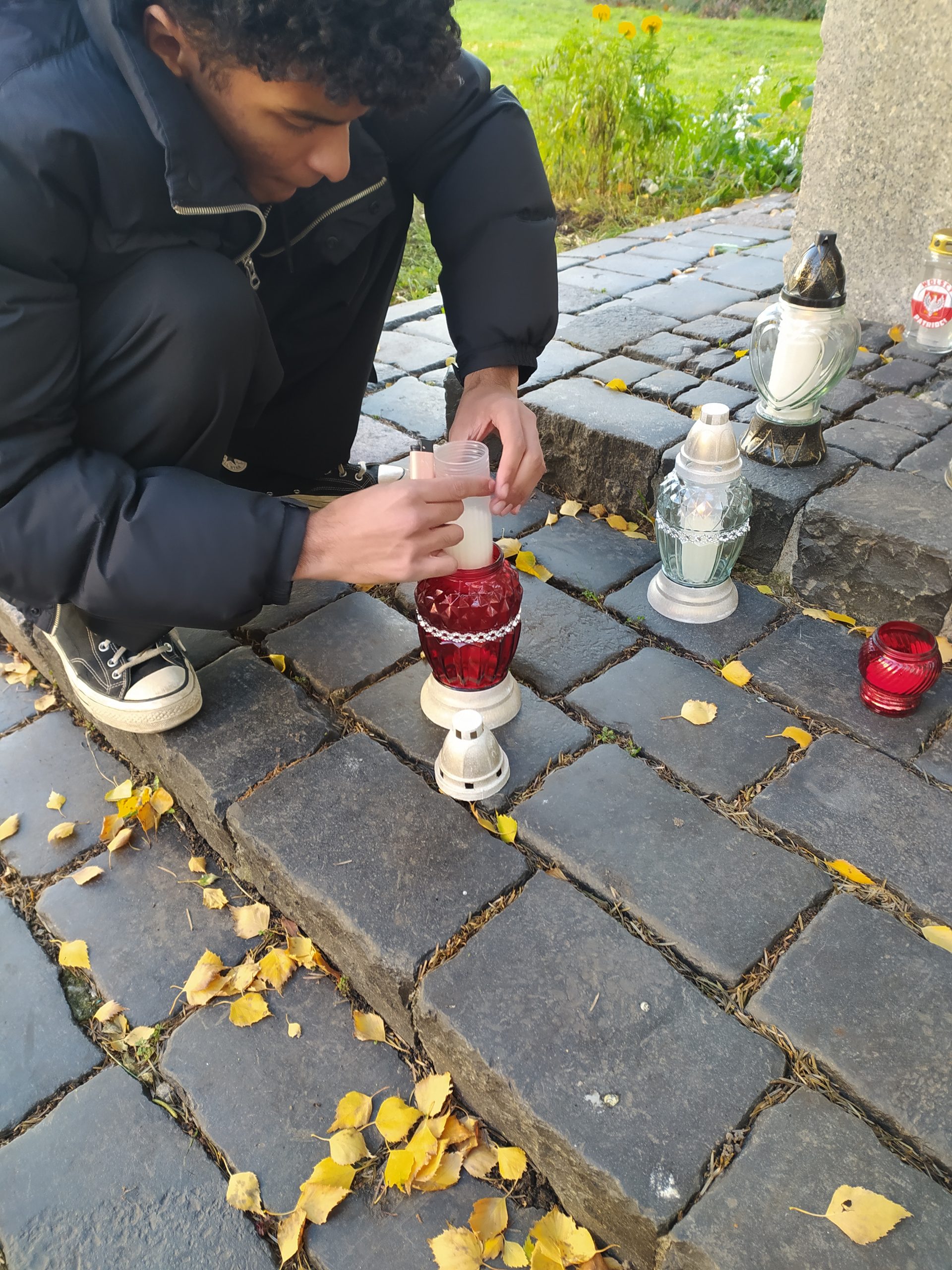 Samorząd Uczniowski opiekuje się miejscami pamięci w najbliższym otoczeniu szkoły z okazji Święta Niepodległości 