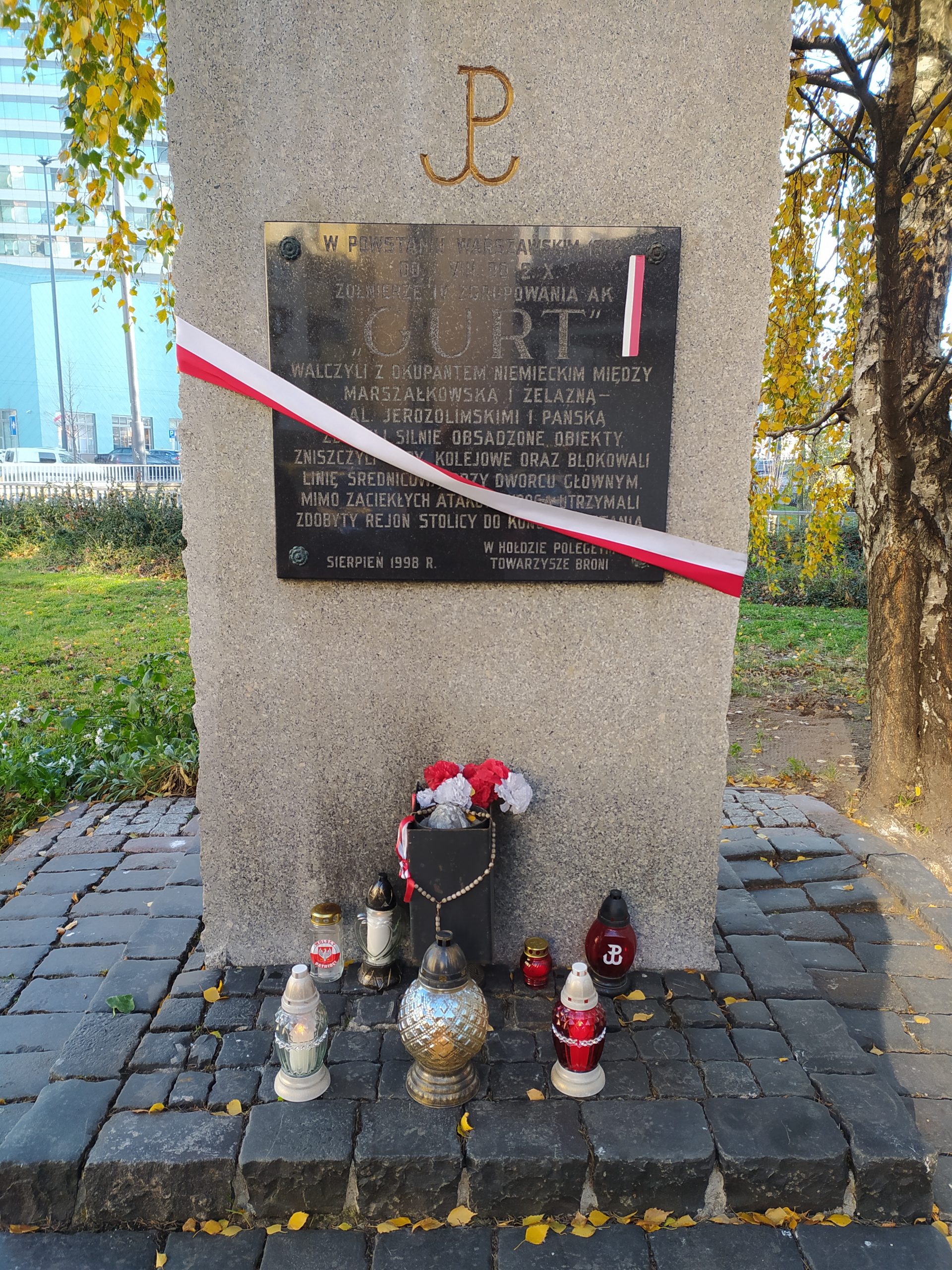 Samorząd Uczniowski opiekuje się miejscami pamięci w najbliższym otoczeniu szkoły z okazji Święta Niepodległości