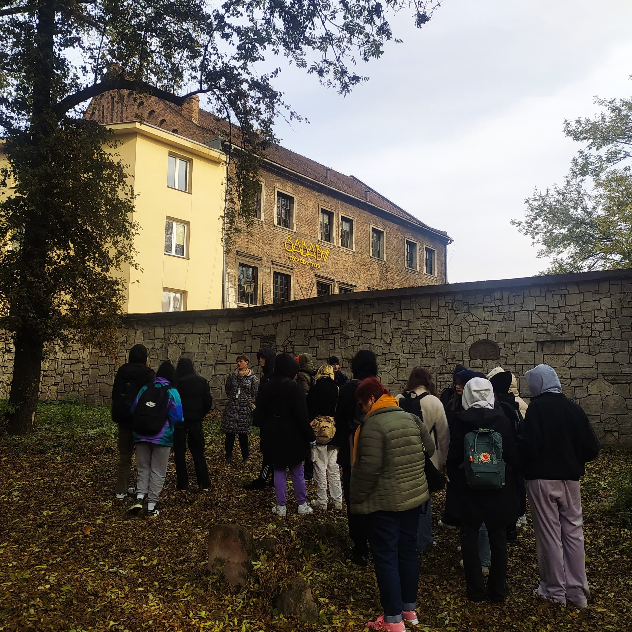 Uczniowie klas I zwiedzają cmentarz w Krakowie