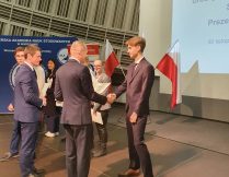 Uczeń klasy 4J Krzysztof Cichocki otrzymuje dyplom Stypendysty Prezesa Rady Ministrów 30 listopada 2022