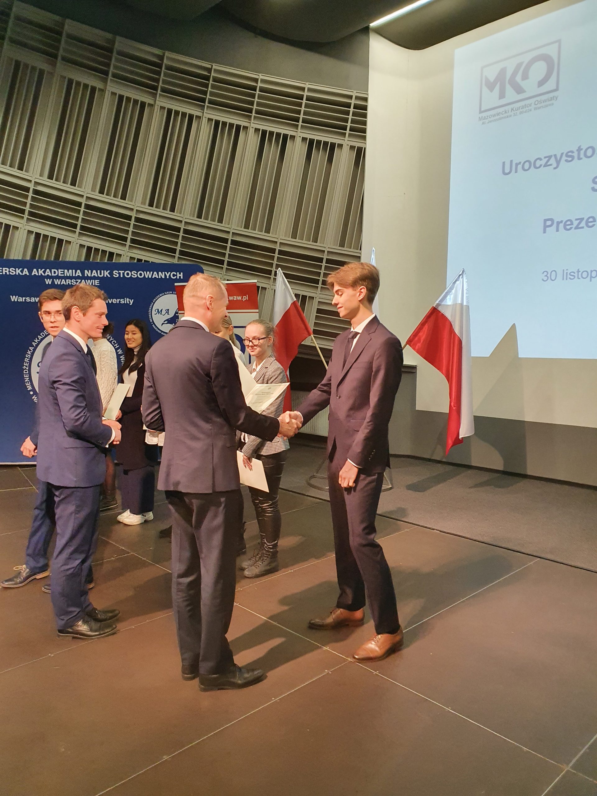 Uczeń klasy 4J Krzysztof Cichocki otrzymuje dyplom Stypendysty Prezesa Rady Ministrów 30 listopada 2022