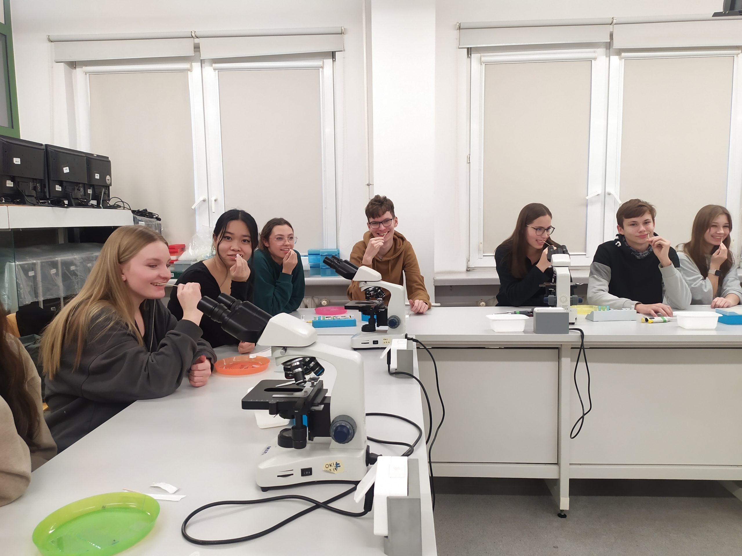 Klasa 1C i 2C uczestniczyły w warsztatach biologicznych pt „Zajrzyj do wnętrza komórki”, które odbyły się na Wydziale Biologii UW