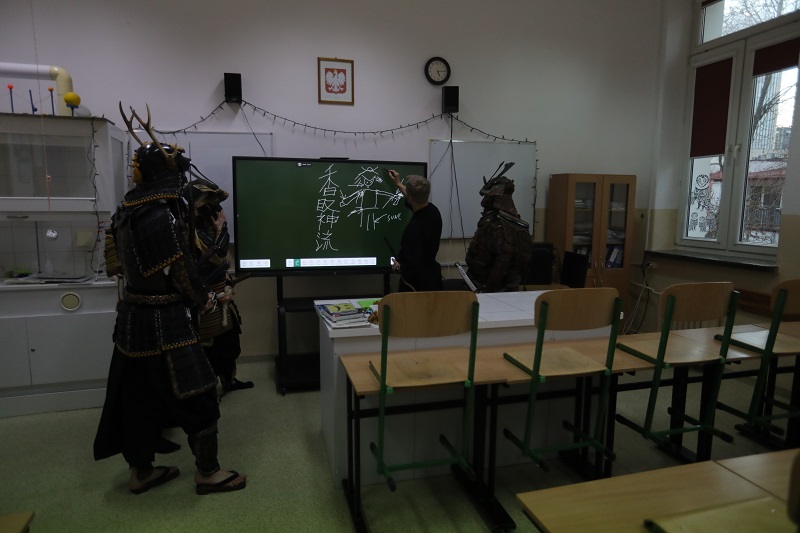 Samuraje z Japońskiej Szkoły Szermierki z wizytą w szkole