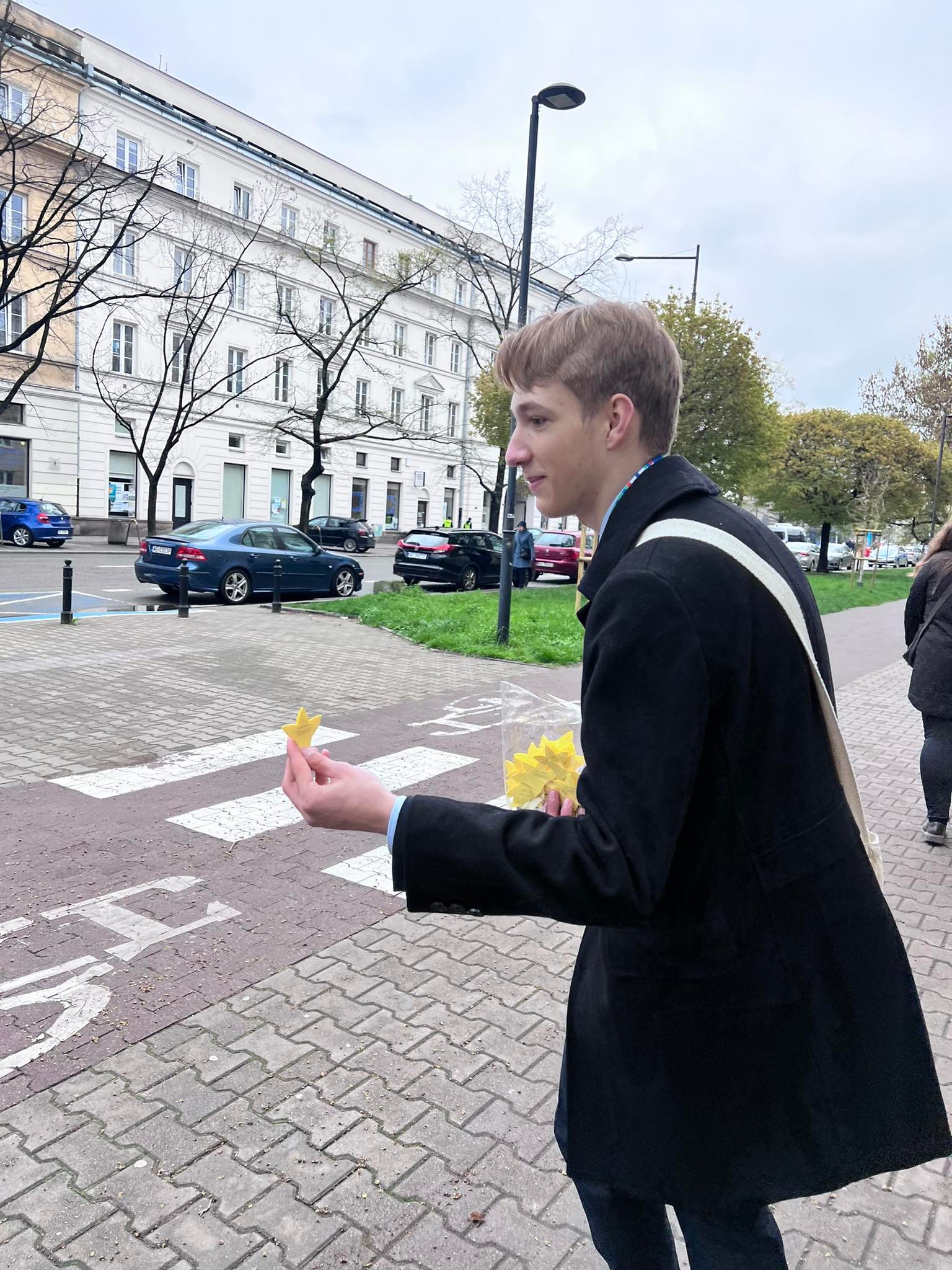 Paweł Mrozek rozdaje żonkile na ulicach Warszawy