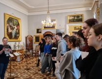 Uczniowie zwiedzają Pałac w Wilanowie