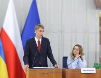 Paweł Mrozek przemawia w Senacie RP