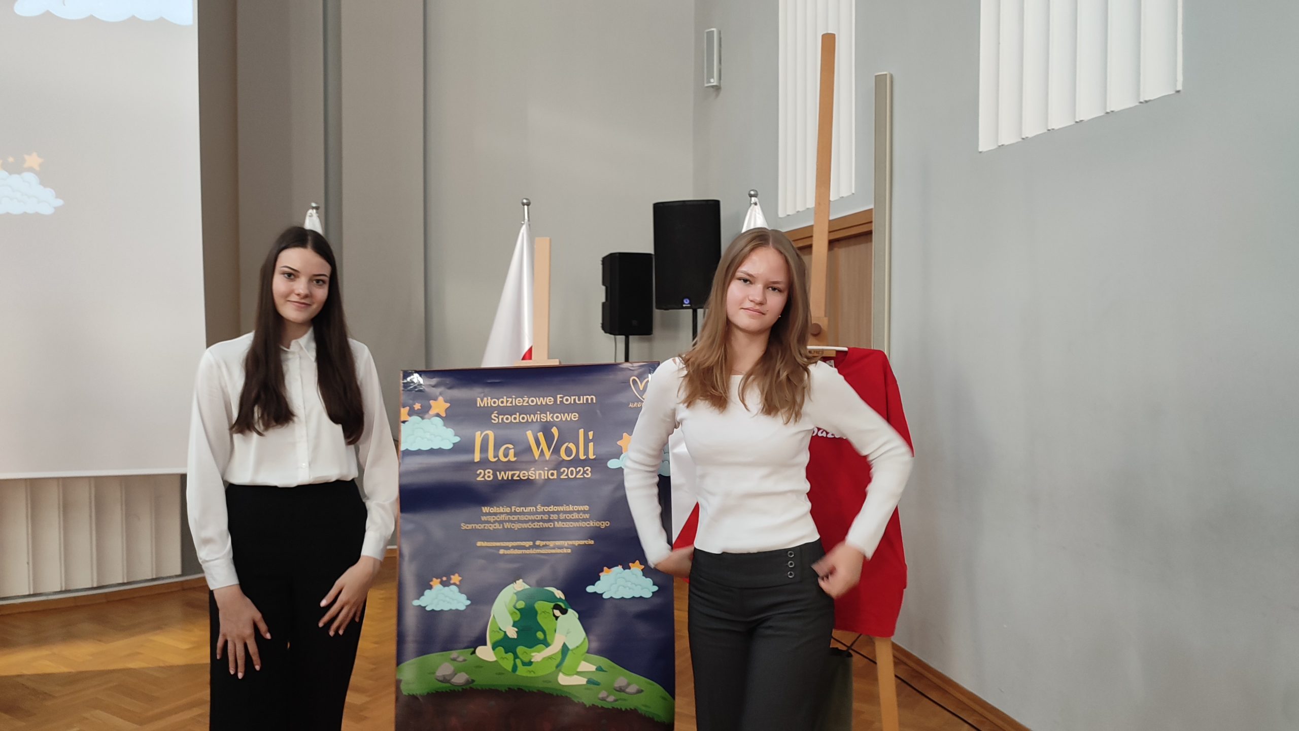 Uczniowie biorą udział w konferencji Młodzieżowe Forum Środowiskowe na Woli