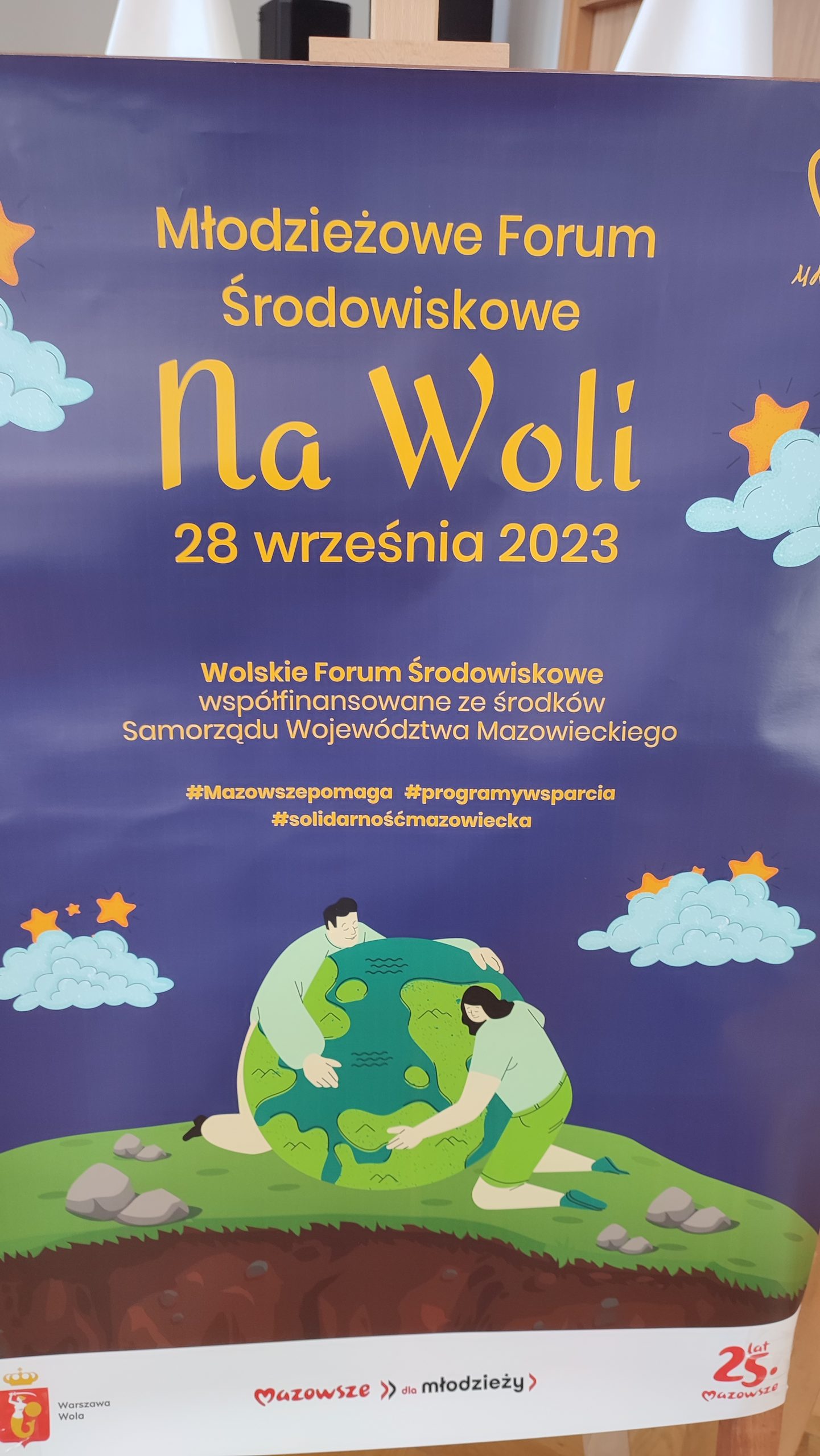 Plakat konferencji Młodzieżowe Forum Środowiskowe na Woli