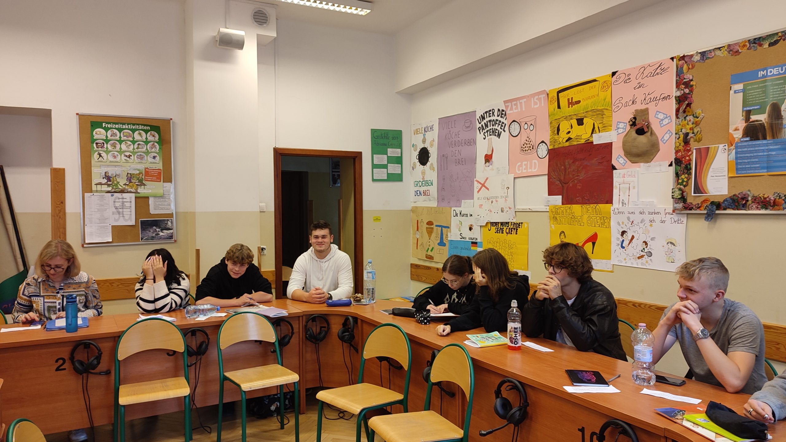 Uczniowie klasy 2C podczas lekcji z panem Adamem Lipszycem ze Stowarzyszenia Tłumaczy Literatury