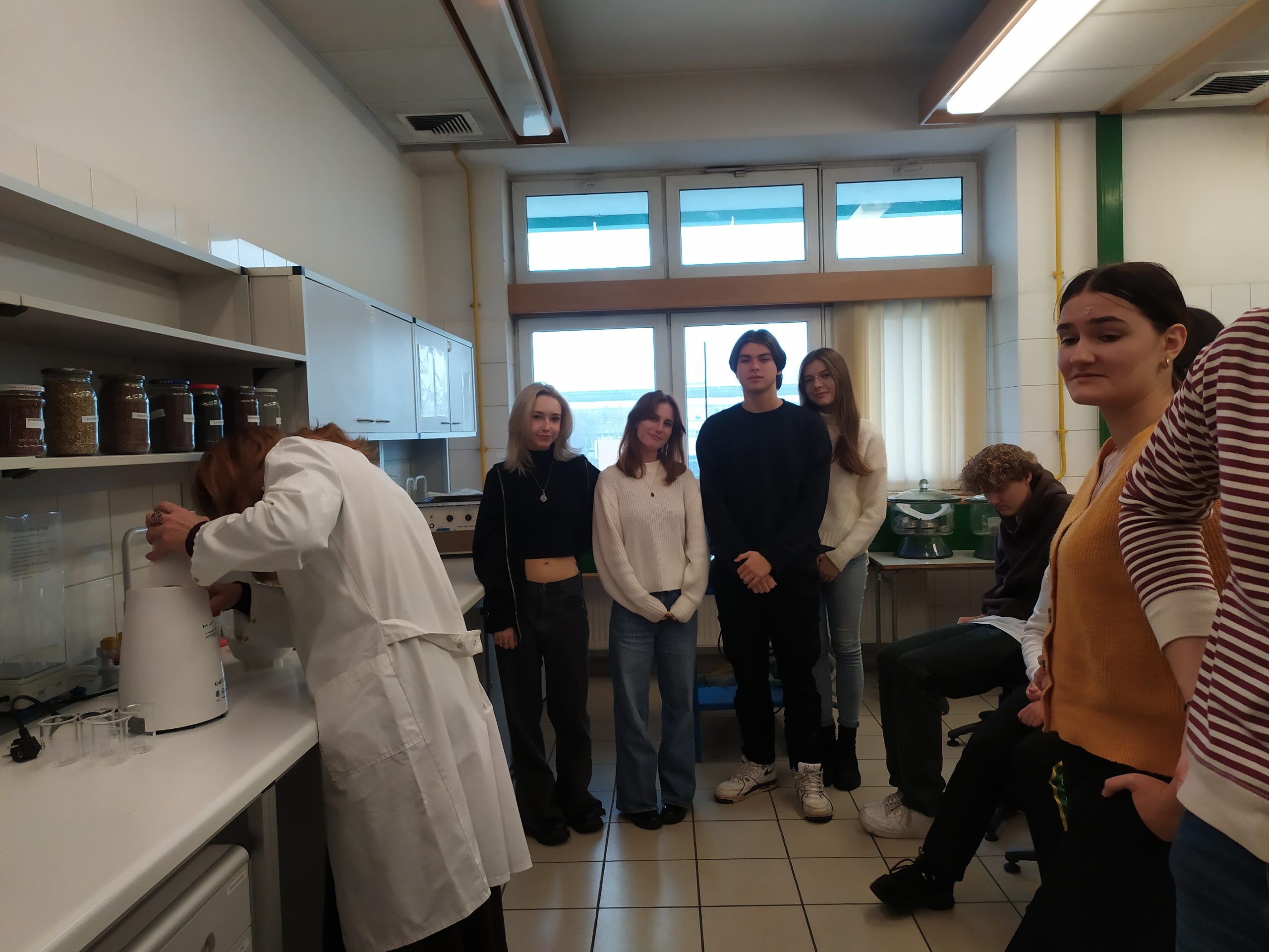 Uczniowie podczas warsztatów laboratoryjnych na SGGW